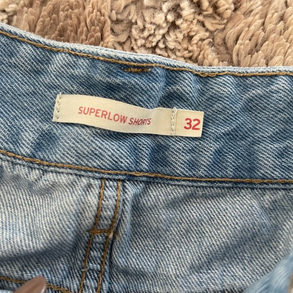 Levi distressed shorts - Picture 4 of 4